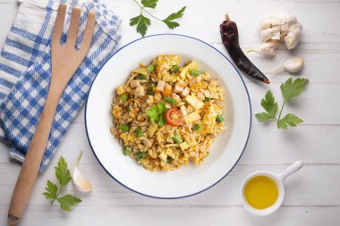 Sebzeli, yumurtalı ve jambonlu üç lezzetli pilav. Noel süslemeleri olan bir masanın üst görünümü.