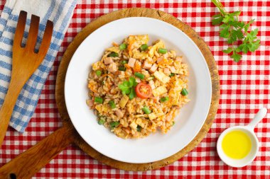 Sebzeli, yumurtalı ve jambonlu üç lezzetli pilav. Noel süslemeleri olan bir masanın üst görünümü.