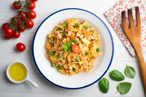 Sebzeli, yumurtalı ve jambonlu üç lezzetli pilav. Noel süslemeleri olan bir masanın üst görünümü.