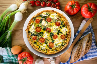 Ispanaklı, peynirli, domatesli ve doğranmış jambonlu Fransız kiş. Noel süslemeleri ile en üstteki görünüm masası.