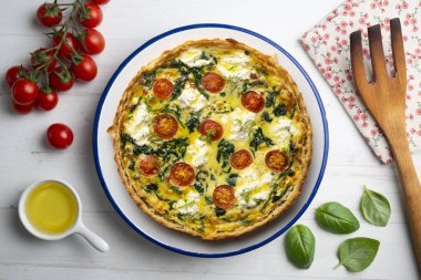 Ispanaklı, peynirli, domatesli ve doğranmış jambonlu Fransız kiş. Noel süslemeleri ile en üstteki görünüm masası.