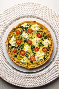 Ispanaklı, peynirli, domatesli ve doğranmış jambonlu Fransız kiş. Noel süslemeleri ile en üstteki görünüm masası.