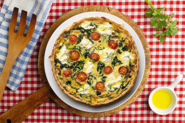 Ispanaklı, peynirli, domatesli ve doğranmış jambonlu Fransız kiş. Noel süslemeleri ile en üstteki görünüm masası.