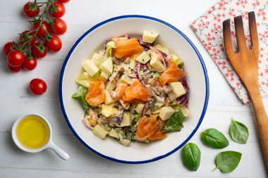 Lezzetli füme somon, elma, kuru üzüm, ceviz ve mayonez soslu Waldorf salatası..