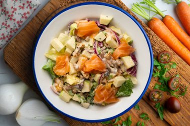 Lezzetli füme somon, elma, kuru üzüm, ceviz ve mayonez soslu Waldorf salatası..