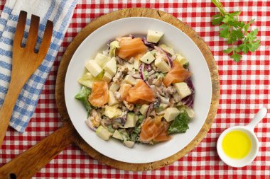 Lezzetli füme somon, elma, kuru üzüm, ceviz ve mayonez soslu Waldorf salatası..