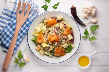 Lezzetli füme somon, elma, kuru üzüm, ceviz ve mayonez soslu Waldorf salatası..