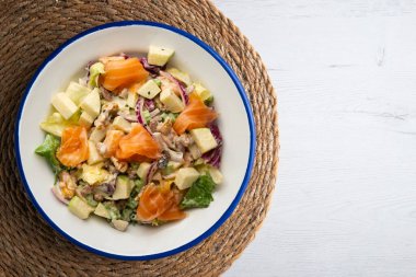 Lezzetli füme somon, elma, kuru üzüm, ceviz ve mayonez soslu Waldorf salatası..