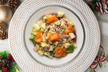 Lezzetli füme somon, elma, kuru üzüm, ceviz ve mayonez soslu Waldorf salatası..