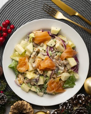 Lezzetli füme somon, elma, kuru üzüm, ceviz ve mayonez soslu Waldorf salatası..