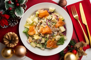 Lezzetli füme somon, elma, kuru üzüm, ceviz ve mayonez soslu Waldorf salatası..