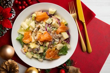 Lezzetli füme somon, elma, kuru üzüm, ceviz ve mayonez soslu Waldorf salatası..