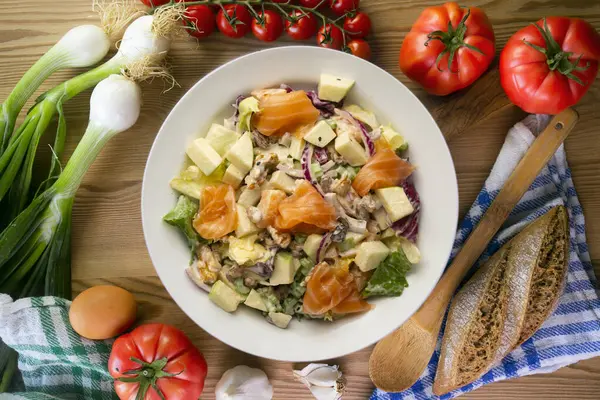 Lezzetli füme somon, elma, kuru üzüm, ceviz ve mayonez soslu Waldorf salatası..