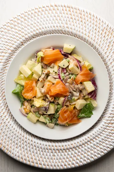 Lezzetli füme somon, elma, kuru üzüm, ceviz ve mayonez soslu Waldorf salatası..