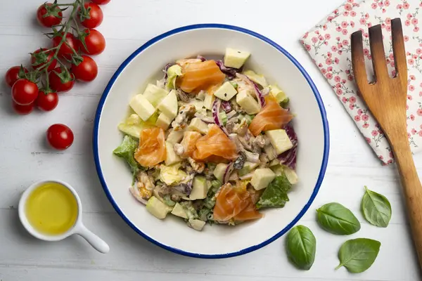 Lezzetli füme somon, elma, kuru üzüm, ceviz ve mayonez soslu Waldorf salatası..