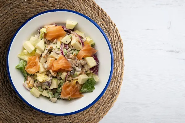 Lezzetli füme somon, elma, kuru üzüm, ceviz ve mayonez soslu Waldorf salatası..