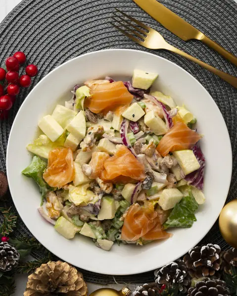 Lezzetli füme somon, elma, kuru üzüm, ceviz ve mayonez soslu Waldorf salatası..