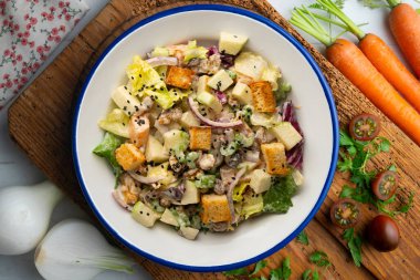 Elmalı Waldorf salatası, kuru üzüm, ceviz ve mayonez sosu. Noel süslemeleri ile en üstteki görünüm masası.