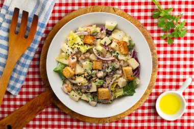 Elmalı Waldorf salatası, kuru üzüm, ceviz ve mayonez sosu. Noel süslemeleri ile en üstteki görünüm masası.