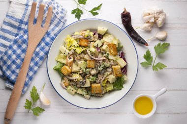 Elmalı Waldorf salatası, kuru üzüm, ceviz ve mayonez sosu. Noel süslemeleri ile en üstteki görünüm masası.