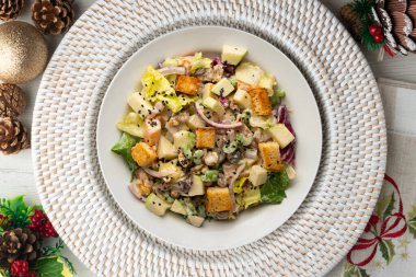 Elmalı Waldorf salatası, kuru üzüm, ceviz ve mayonez sosu. Noel süslemeleri ile en üstteki görünüm masası.