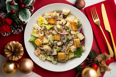 Elmalı Waldorf salatası, kuru üzüm, ceviz ve mayonez sosu. Noel süslemeleri ile en üstteki görünüm masası.