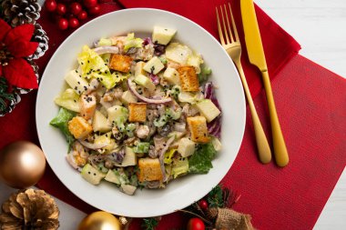 Elmalı Waldorf salatası, kuru üzüm, ceviz ve mayonez sosu. Noel süslemeleri ile en üstteki görünüm masası.