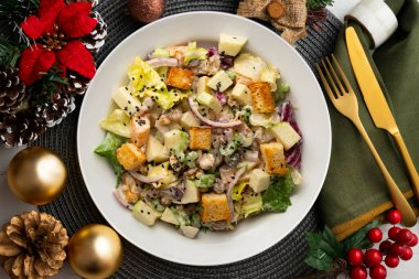 Elmalı Waldorf salatası, kuru üzüm, ceviz ve mayonez sosu. Noel süslemeleri ile en üstteki görünüm masası.