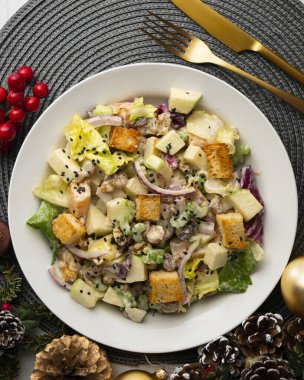 Elmalı Waldorf salatası, kuru üzüm, ceviz ve mayonez sosu. Noel süslemeleri ile en üstteki görünüm masası.