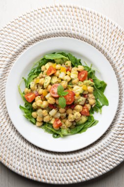 Avokado ve sebzeli Akdeniz nohut salatası. Noel süslemeleri ile en üstteki görünüm masası.