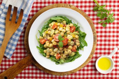 Avokado ve sebzeli Akdeniz nohut salatası. Noel süslemeleri ile en üstteki görünüm masası.