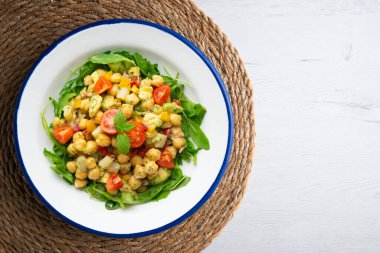 Avokado ve sebzeli Akdeniz nohut salatası. Noel süslemeleri ile en üstteki görünüm masası.