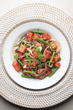 Karpuzlu yaz salatası, rezene ve yeşil fasulye. Noel süslemeleri ile en üstteki görünüm masası.