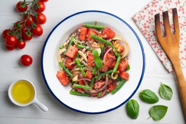 Karpuzlu yaz salatası, rezene ve yeşil fasulye. Noel süslemeleri ile en üstteki görünüm masası.