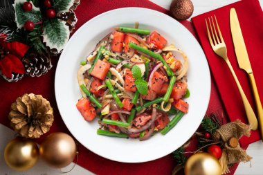 Karpuzlu yaz salatası, rezene ve yeşil fasulye. Noel süslemeleri ile en üstteki görünüm masası.