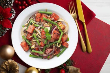 Karpuzlu yaz salatası, rezene ve yeşil fasulye. Noel süslemeleri ile en üstteki görünüm masası.