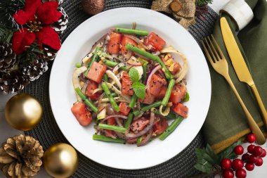 Karpuzlu yaz salatası, rezene ve yeşil fasulye. Noel süslemeleri ile en üstteki görünüm masası.