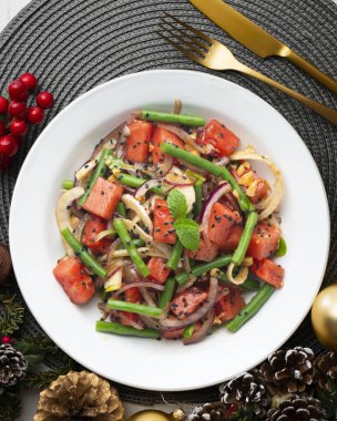 Karpuzlu yaz salatası, rezene ve yeşil fasulye. Noel süslemeleri ile en üstteki görünüm masası.