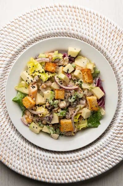 Elmalı Waldorf salatası, kuru üzüm, ceviz ve mayonez sosu. Noel süslemeleri ile en üstteki görünüm masası.