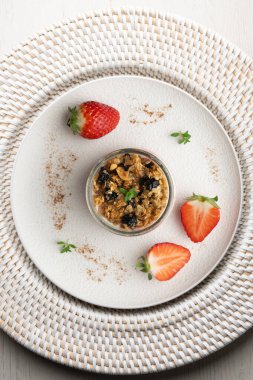 Çilekli Yunan yoğurdu ve tahıl gevreği ve fındıklı granola. Noel süslemeleri ile en üstteki görünüm masası.