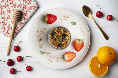 Çilekli Yunan yoğurdu ve tahıl gevreği ve fındıklı granola. Noel süslemeleri ile en üstteki görünüm masası.