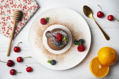 Çok güzel bir çikolatalı lav keki Noel süslemeleri ile birlikte en üstten görülebilir..