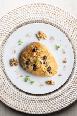 Koyu çikolata parçacıklı üçgen İngiliz çörekleri. Noel süslemeleri ile en üstteki görünüm masası.