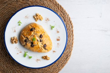 Koyu çikolata parçacıklı üçgen İngiliz çörekleri. Noel süslemeleri ile en üstteki görünüm masası.