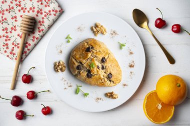 Koyu çikolata parçacıklı üçgen İngiliz çörekleri. Noel süslemeleri ile en üstteki görünüm masası.