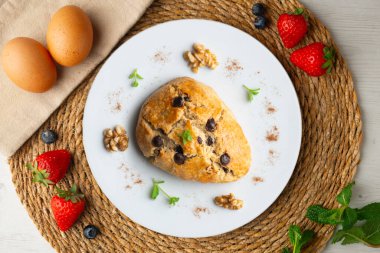 Koyu çikolata parçacıklı üçgen İngiliz çörekleri. Noel süslemeleri ile en üstteki görünüm masası.