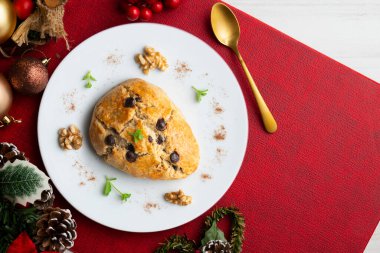 Koyu çikolata parçacıklı üçgen İngiliz çörekleri. Noel süslemeleri ile en üstteki görünüm masası.