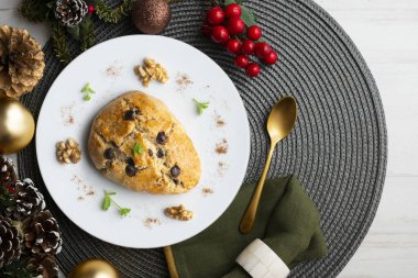 Koyu çikolata parçacıklı üçgen İngiliz çörekleri. Noel süslemeleri ile en üstteki görünüm masası.