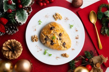 Koyu çikolata parçacıklı üçgen İngiliz çörekleri. Noel süslemeleri ile en üstteki görünüm masası.