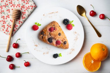 Böğürtlen, ahududu ve çikolata parçacıklı üçgen İngiliz çörekleri. Noel süslemeleri ile en üstteki görünüm masası.